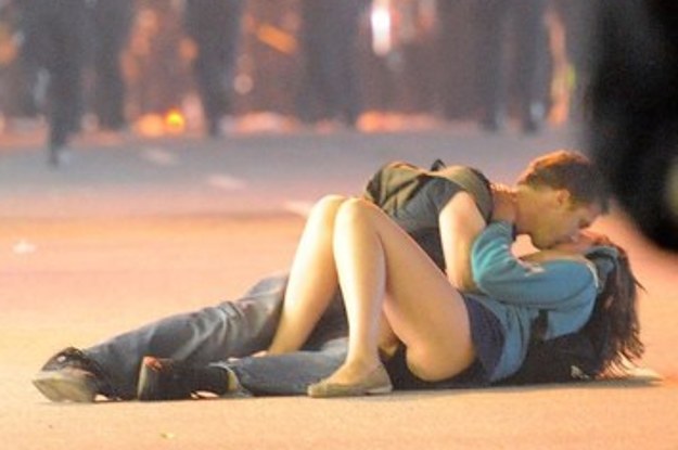 the-famous-kissing-couple-from-the-vancouver-riot-2-21075-1435317283-9_dblbig.jpg